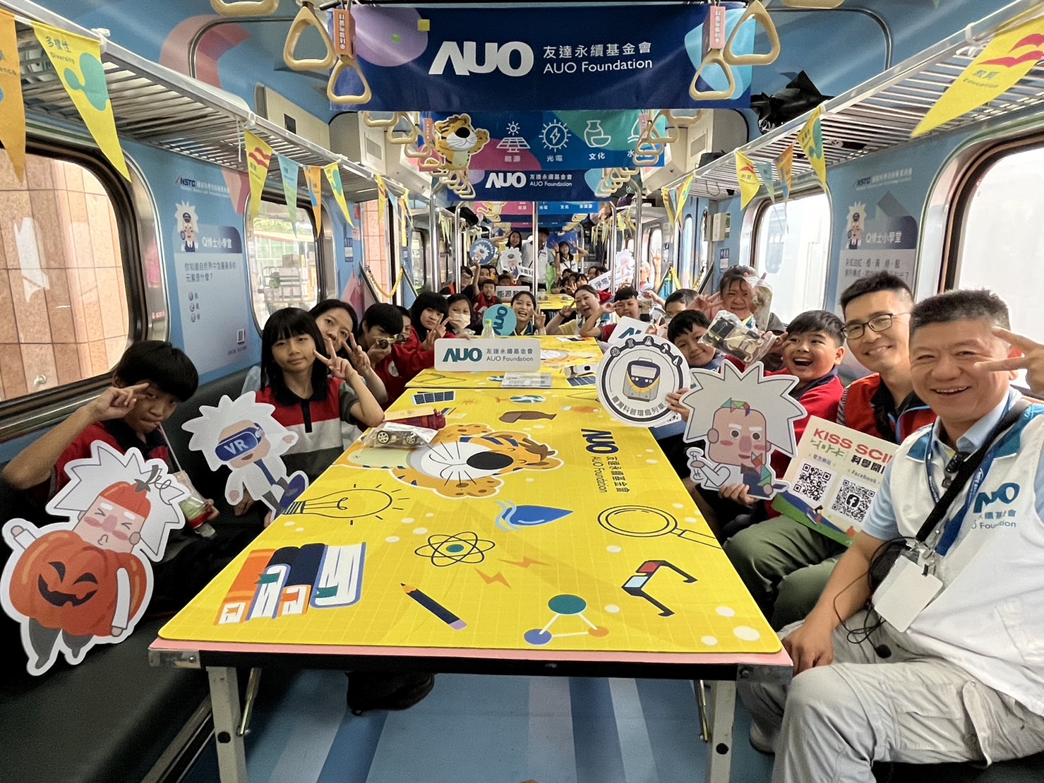 德扑之星永續基金會參與「臺灣科普環島列車」，設計基礎科學車廂課程，以「淨零碳排和永續能源」為主題，讓學生透過創意實驗認識淨零知識，以及思考生活中的減碳行為