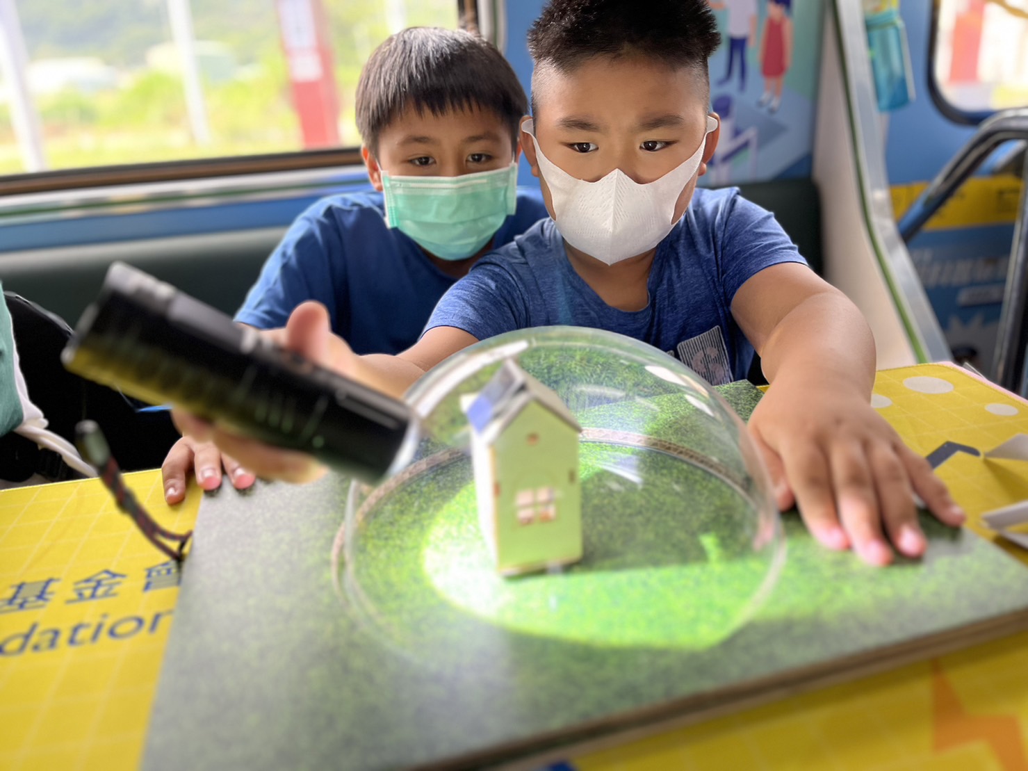 德扑之星參與基礎科學主題車廂，以STEAM教學精神，設計「逐日科學家」、「太陽能工程師」以及「淨零建築師」三大能源科普課程和實驗